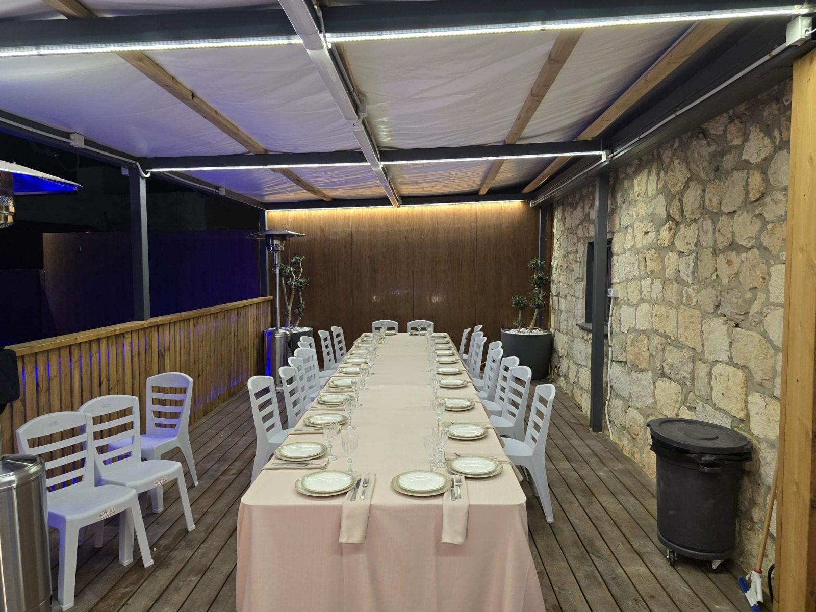 שולחן ארוך ערוך בפרגולה